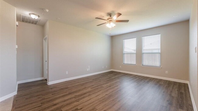 Building Photo - 1000 Meadow Scape Dr