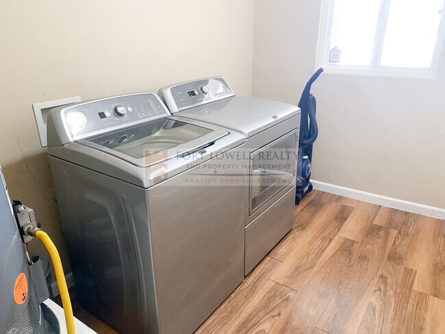 Building Photo - Beautiful 3 Bed, 2 Bath with Pool!! NO HOA!!! (Available on 05/01/26)