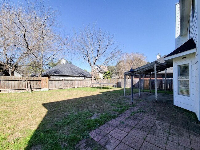 Building Photo - NICE 4 BEDROOM 2 BATH LEASE HOME WITH 2327 SF