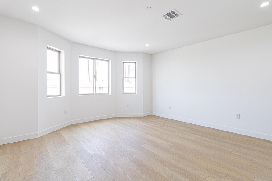 Building Photo - 3672 W Imperial Hwy