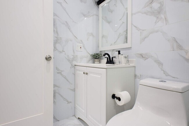 Building Photo - 240e E 75th St