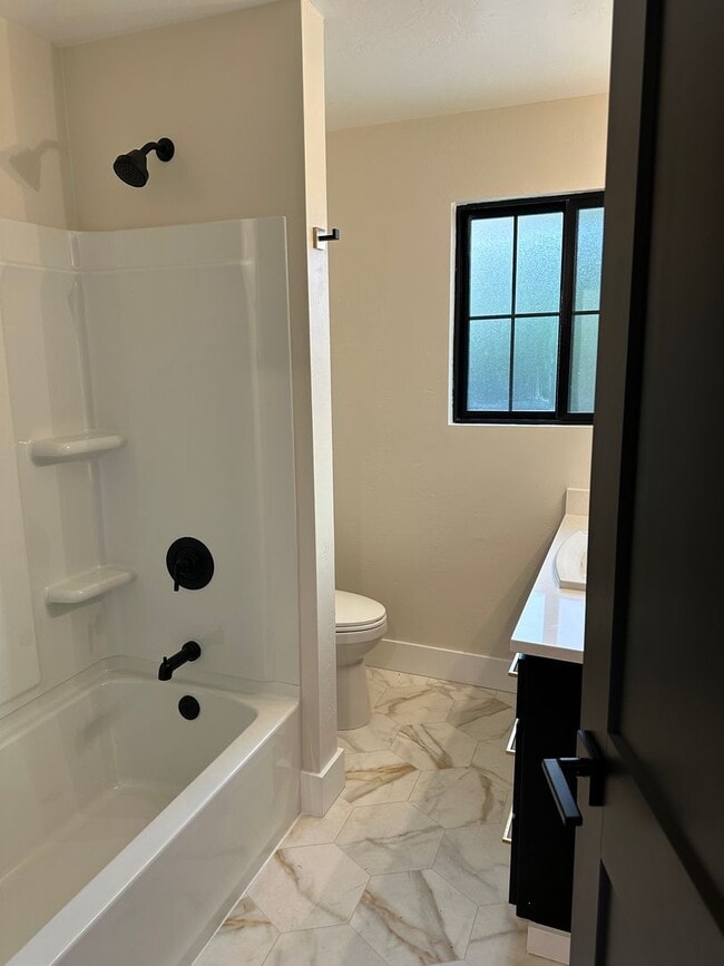 Building Photo - Luxury 2 bedroom 1 bath duplex in a great neighborhood!