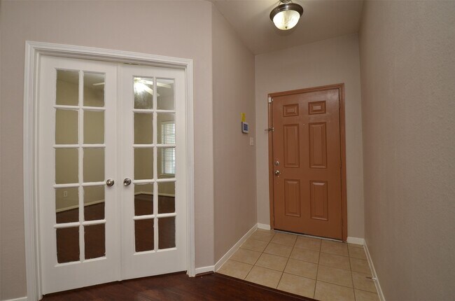 Building Photo - 2707 Roaring Oaks Ln
