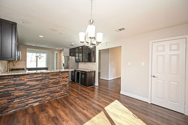 Building Photo - 414 Fox Briar Ln