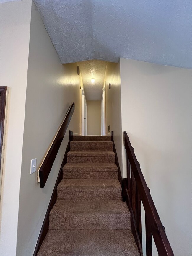 Building Photo - Great Split Level in Quiet Neighborhood!