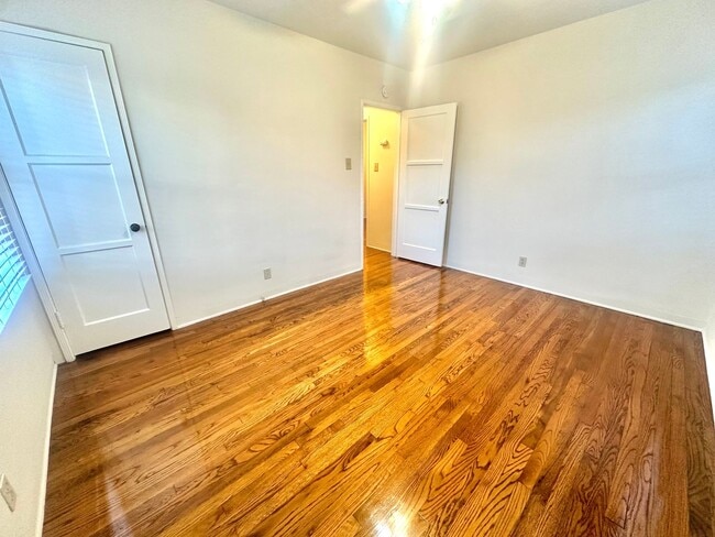 Building Photo - Charming 2-Bedroom Home with Hardwood Floors & Fireplace Near the Traffic Circle