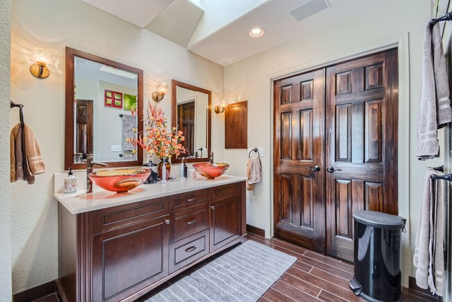 Building Photo - Luxury Golden Home with Private Pool & Bac...