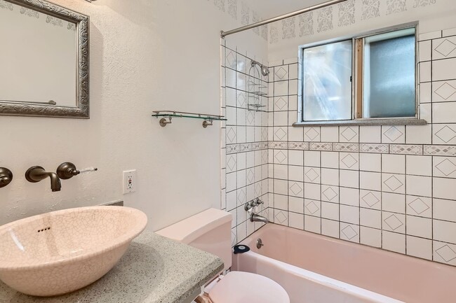 Building Photo - Sun Filled 4B/2.5B in Table Mesa - Availab...