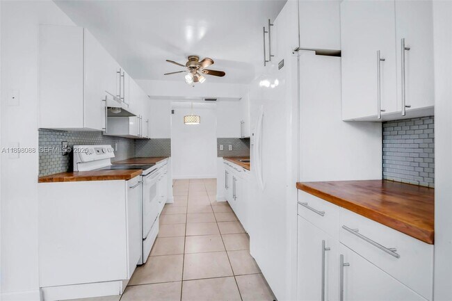 Building Photo - 8002 Lagos De Campo Blvd