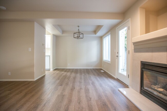 Building Photo - Fully Updated 2 Bedroom 2.5 Bath Town home...