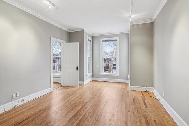 Building Photo - 3818 N Hermitage Ave