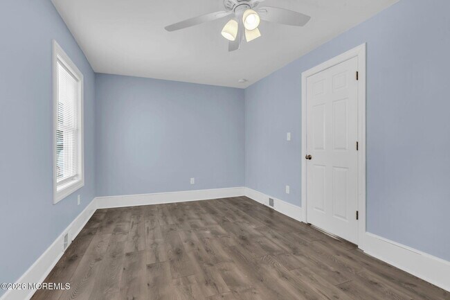 Building Photo - 1208 Pine Tree Way