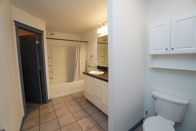 Building Photo - 11301 W Goldenrod Ave