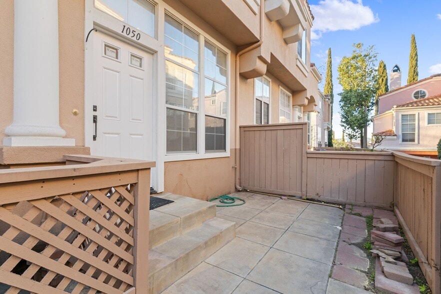 Building Photo - 1050 S Volterra Way