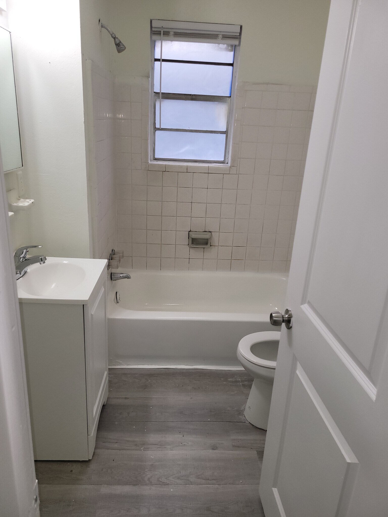 Building Photo - 1541 W 1st St