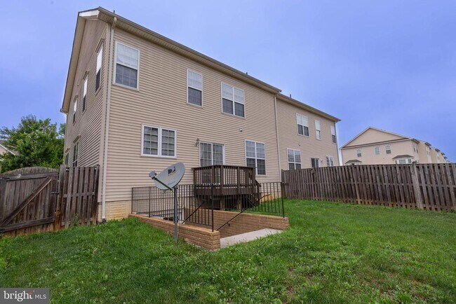 Building Photo - 305 Lewisburg Ln