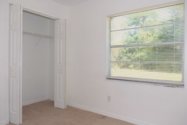 Building Photo - Spacious 4/2 home with 2 car garage Availa...