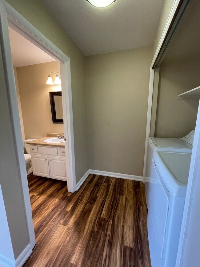 Building Photo - Charming Midtown Duplex