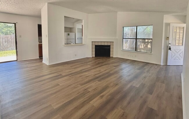Building Photo - 2 Bed 1 Bath