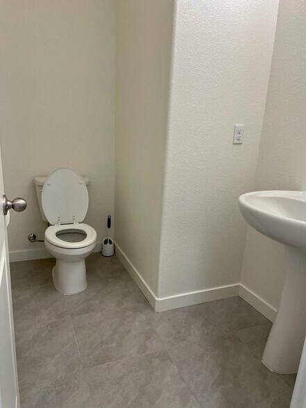 Shared Bathroom - 368 Shafer Ave