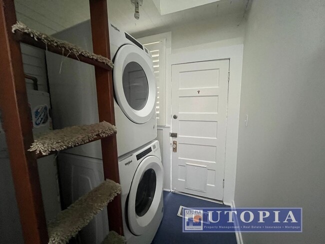 Building Photo - Charming Victorian Home with 3 bedrooms an...