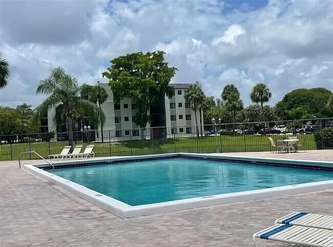 Building Photo - 3720 N Pine Island Rd