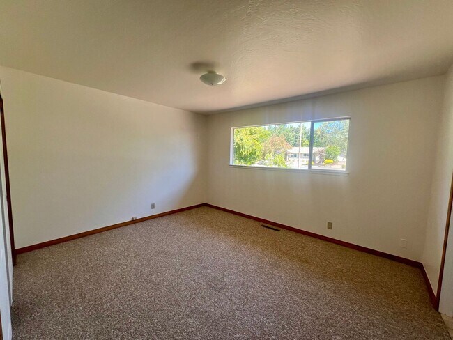 Building Photo - Charming 3 Bedroom 2 Bath home with large ...