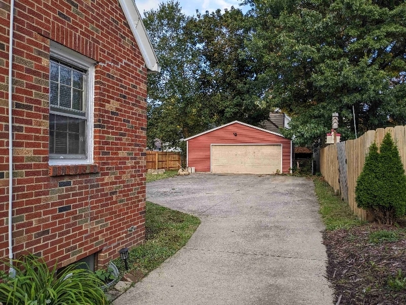 Building Photo - 256 Parkway Dr