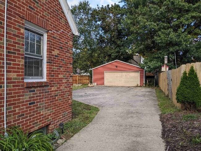 Building Photo - 256 Parkway Dr