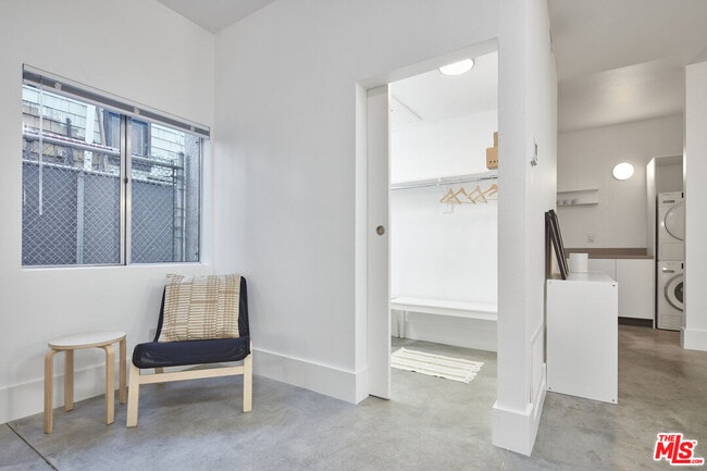 Building Photo - 558 Rose Ave