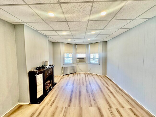 Building Photo - 595 67th St