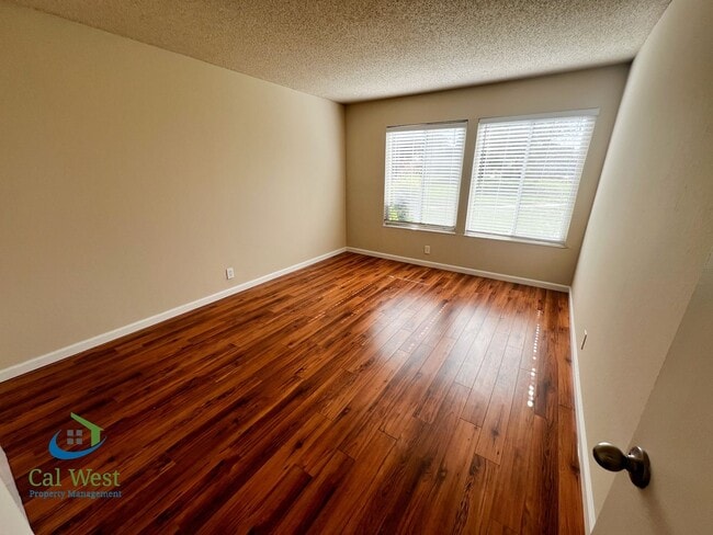 Building Photo - $2,895 Cute cozy 2/1 Condominium in South ...