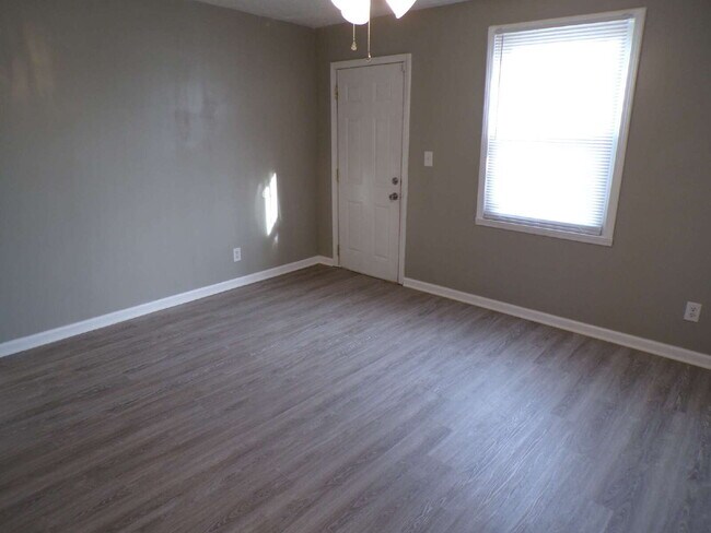 Building Photo - 2 bedroom, 1 bathroom house in Russell neighborhood