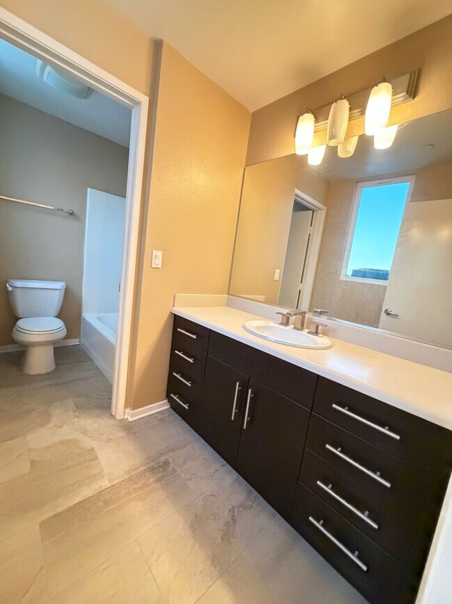 Building Photo - Unbeatable Downtown Escondido Townhome