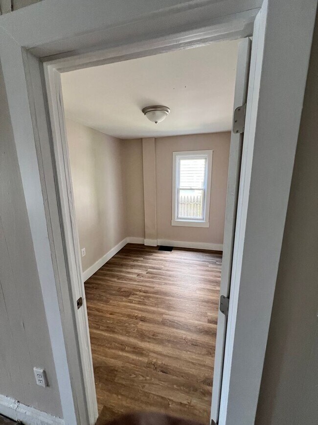 Building Photo - Newly Remodeled 3BR/1BA - 1st Floor | Sect...