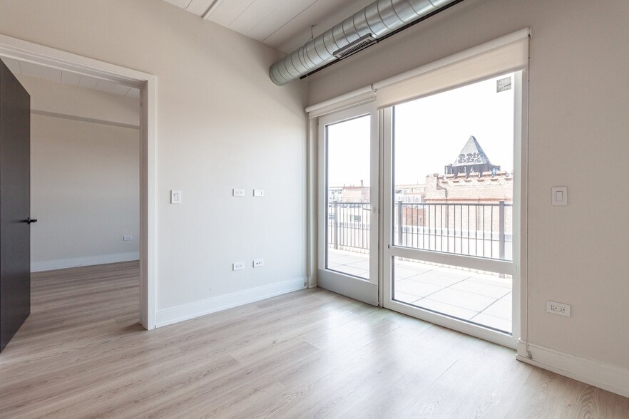 Building Photo - 941 W Belmont Ave