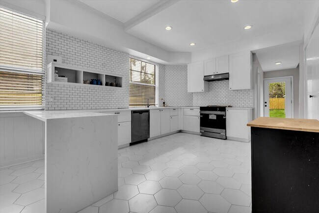 Building Photo - 2031 Central Ave