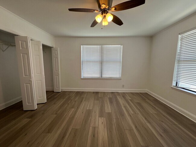 Building Photo - Beautiful renovated 1 bedroom Condo with River Views!