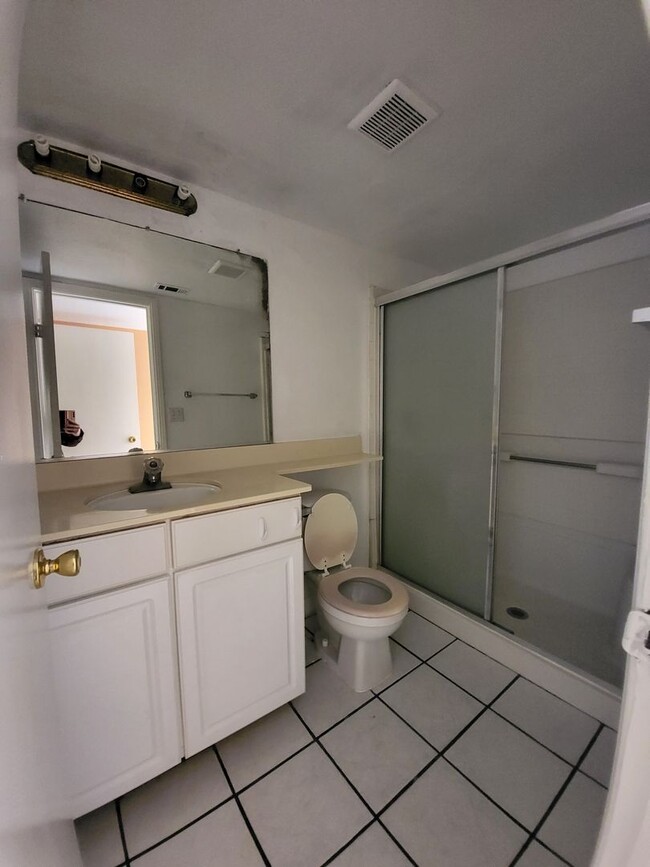 Building Photo - Beautiful home well maintained 4 Bedroom 3...