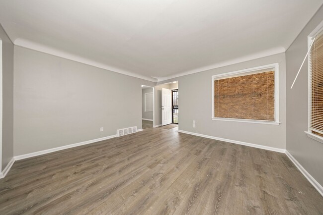 Building Photo - 3 bedroom newly renovated $1250