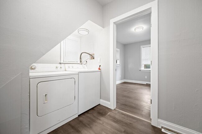 Building Photo - 1365 E 43rd St