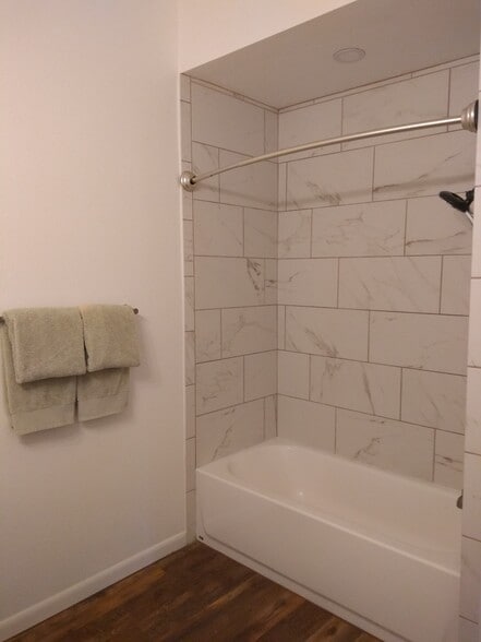 Porelain tile shower w soaking tub - 1654 Skyline Dr