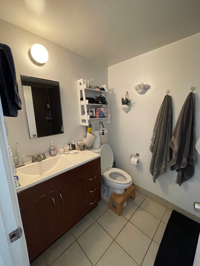 Full Bathroom - 1631 Michigan Ave