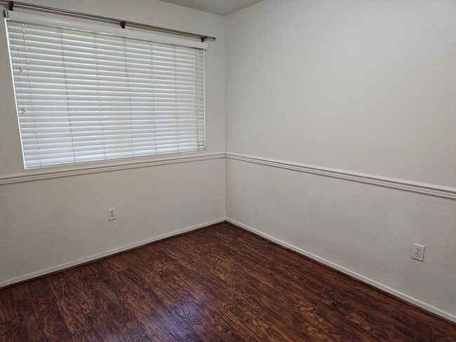 Building Photo - Split Level 4 Bedroom  2.5 Bath Town Home