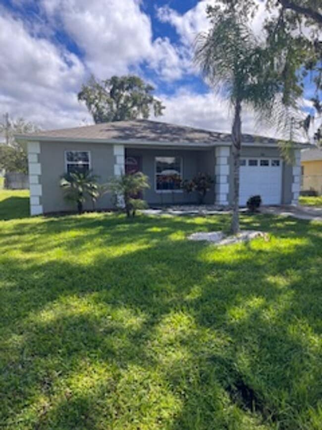 Building Photo - Three Bedroom Two bath