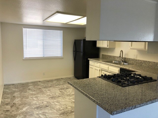 Building Photo - 345 S Sunset St