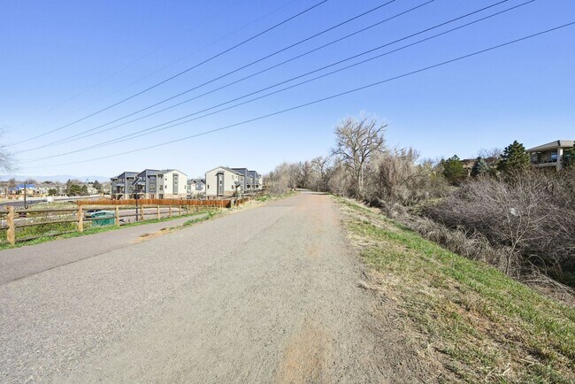 Building Photo - 2 Bedroom townhome in Denver