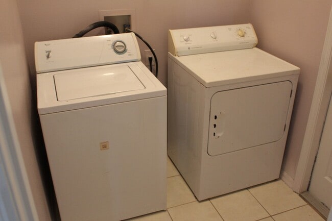 Building Photo - Freshly painted, four bedroom home available now!