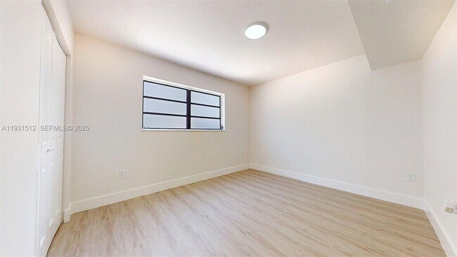 Building Photo - 1676 W 42nd St