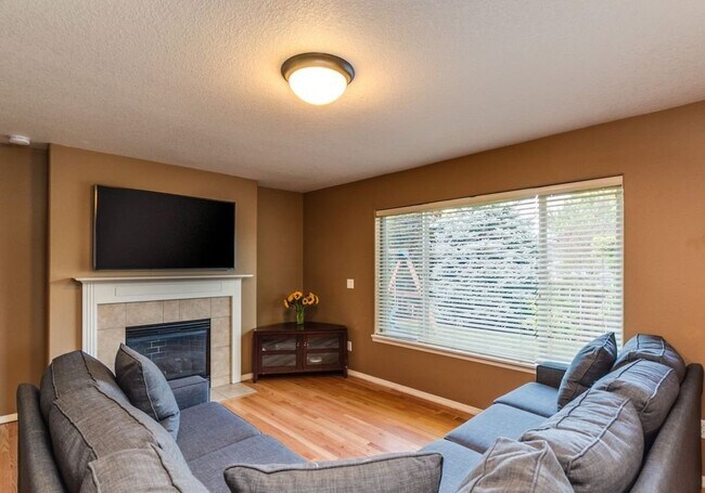 Building Photo - Beautiful Spacious Home!